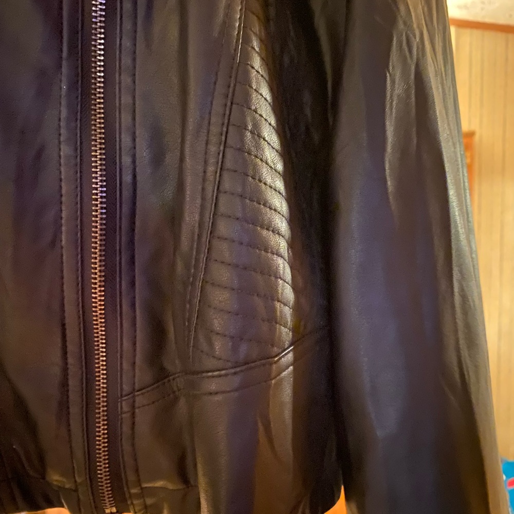 Fun leather jacket - Picture 2 of 4